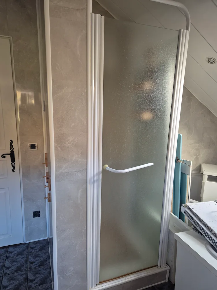 Douche avant rénovation à Thoiry