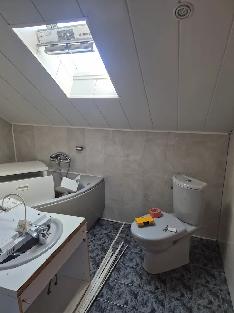 Salle de bain avant rénovation à Thoiry