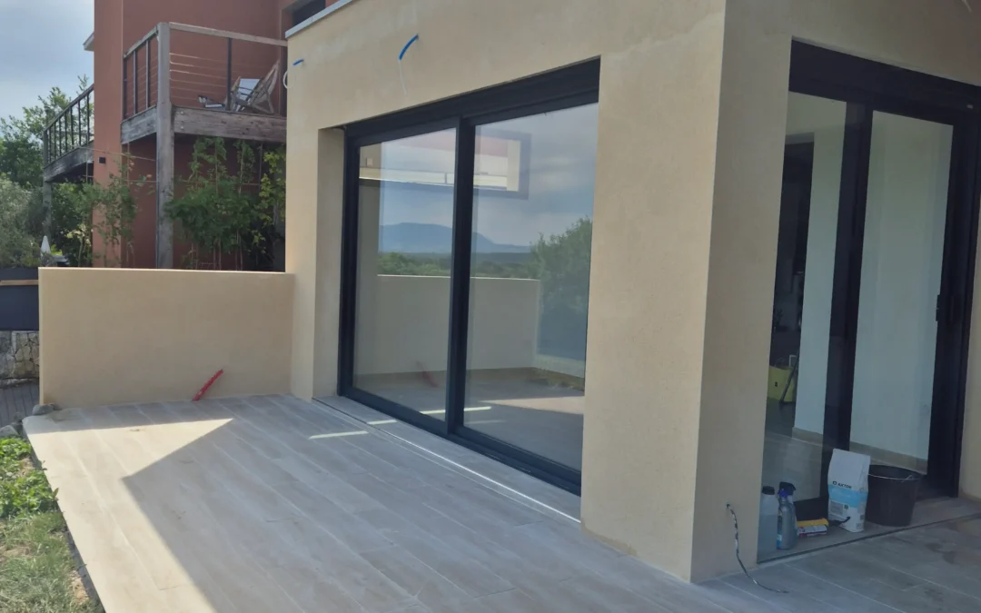 Carrelage effet bois sur la terrasse extérieure