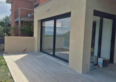 Carrelage effet bois sur la terrasse extérieure