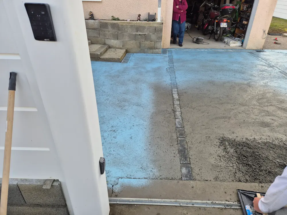 préparation avant pose de béton désactivé