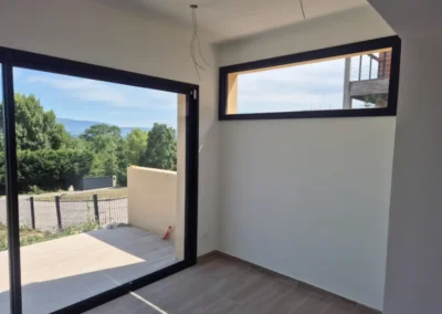 Espace lumineux de l’extension avec double ouverture vitrée