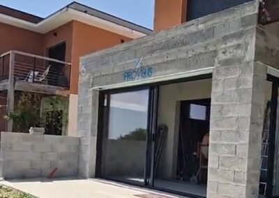 Extension de maison en cours avec baies vitrées aluminium et structure béton