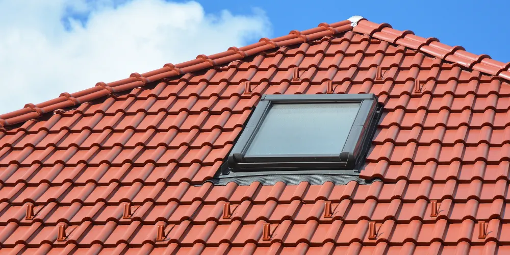 installation-remplacement-velux Image d'un velux sur une toiture