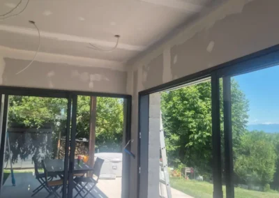 Intérieur de l’extension – pose des plaques et préparation des finitions
