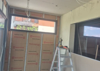 Pose du placo au plafond et passage des gaines électriques