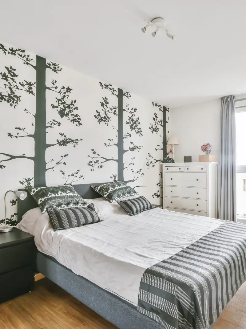 Images de pose de papier peint dans une chambre