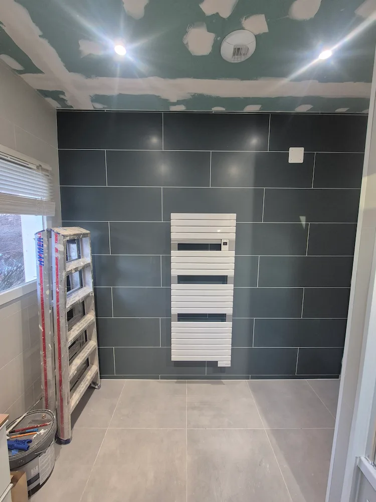 Pose sèche serviette, rénovation salle de bain Thoiry