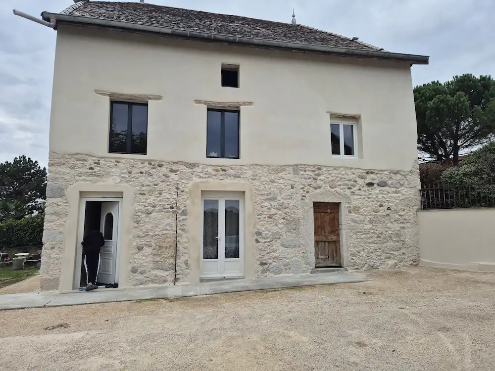 renovation-totale-facade-creys-mepieu-avant Rénovation de la façade d'une maison à Pougny dans le Pays de Gex