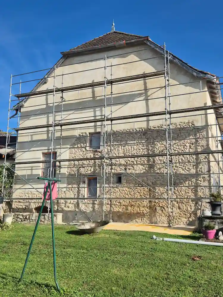 renovation-totale-facade-creys-mepieu-pendant-travaux Rénovation de la façade d'une maison à Pougny dans le Pays de Gex